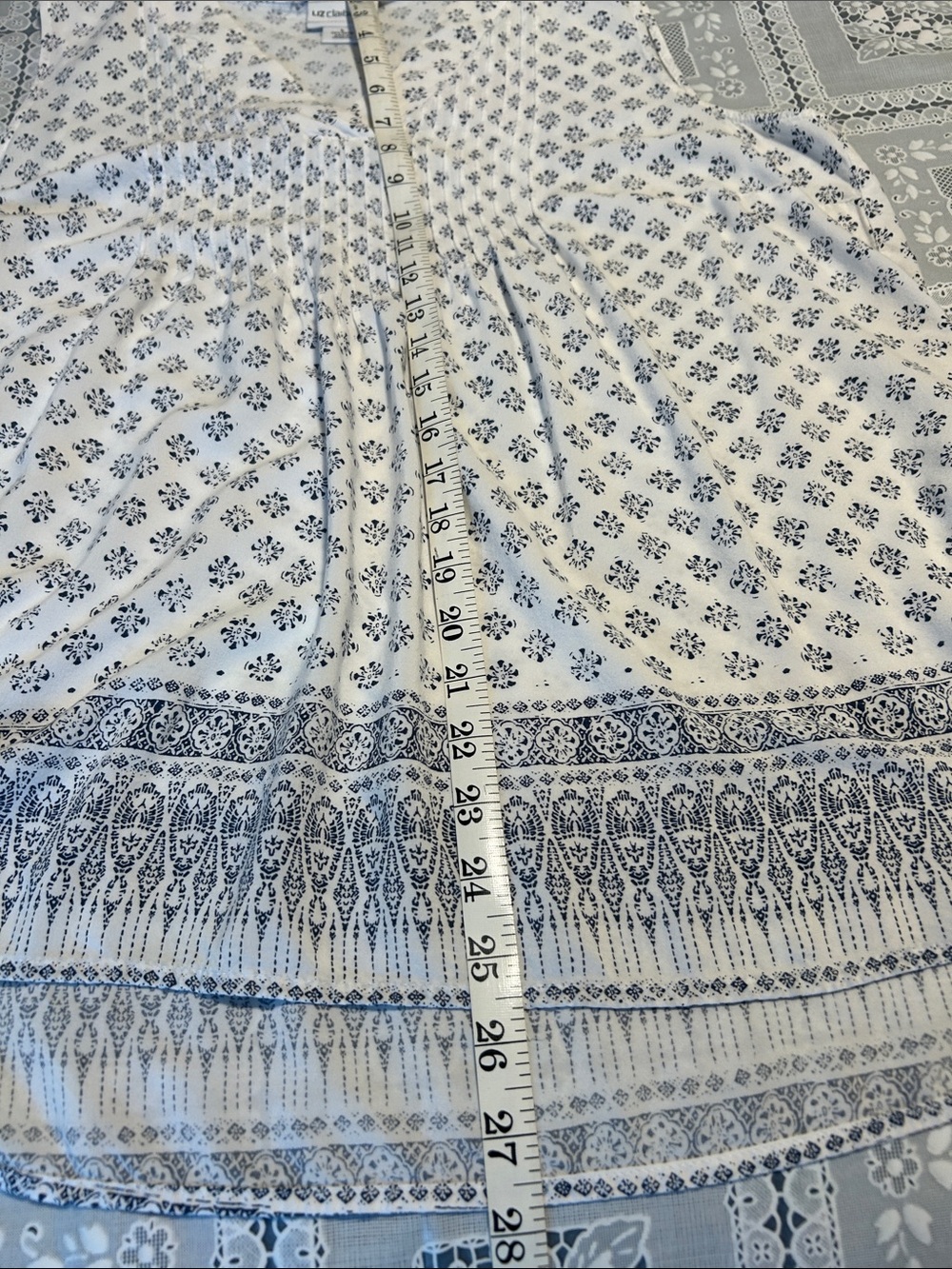 Liz Claiborne White Sleeveless V-Neck Tank with Navy Print, Size LARGE - Picture 7 of 8